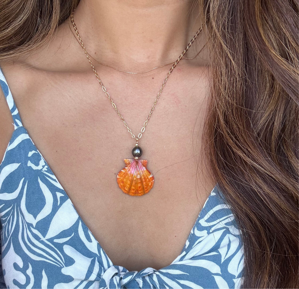 True pair Hawaiian sunrise shell pair Necklace w/ Tahitian pearl