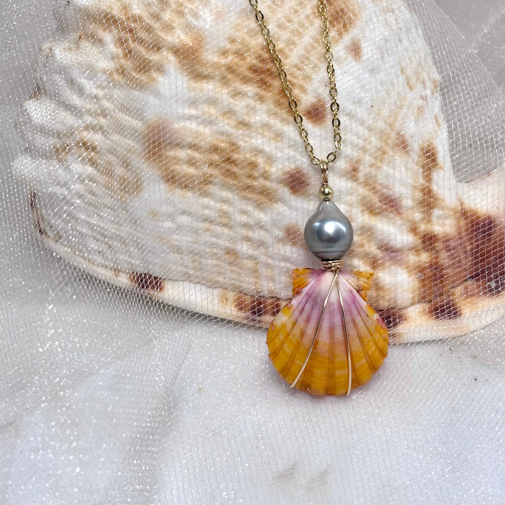 True pair Hawaiian sunrise shell Necklace w/ Tahitian pearl