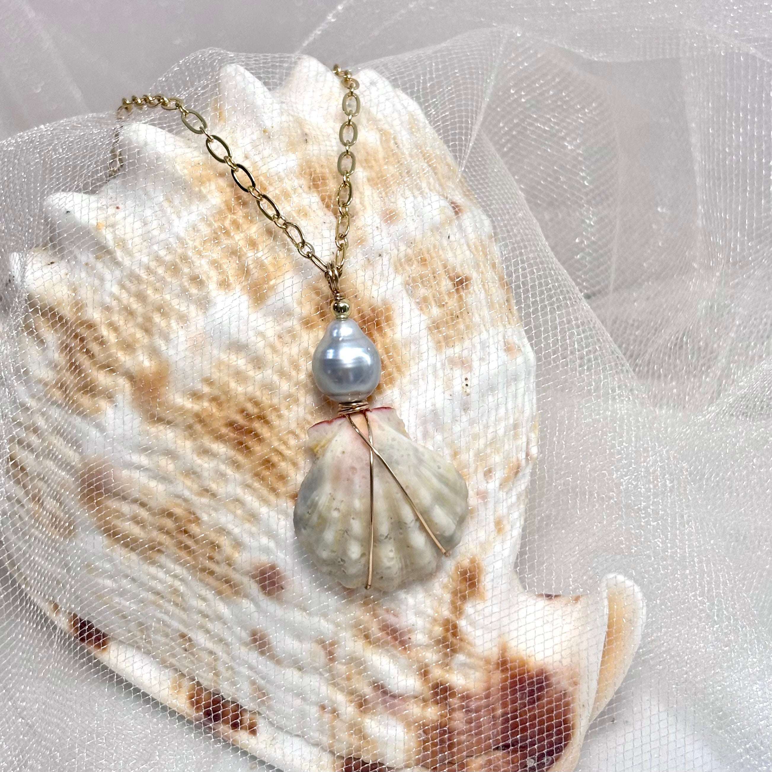 Hawaiian sunrise (albino) shell Necklace w/ Tahitian pearl