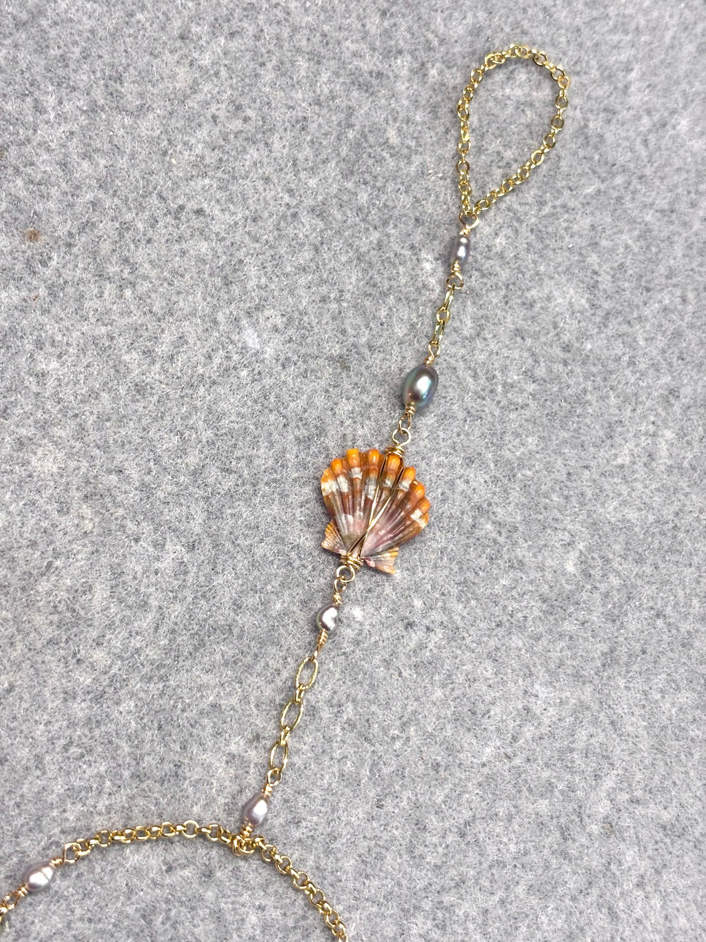 Hawaiian sunrise shell handchain w/ gray pearls