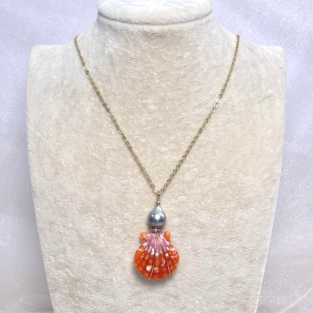 True pair Hawaiian sunrise shell Necklace w/ Tahitian pearl