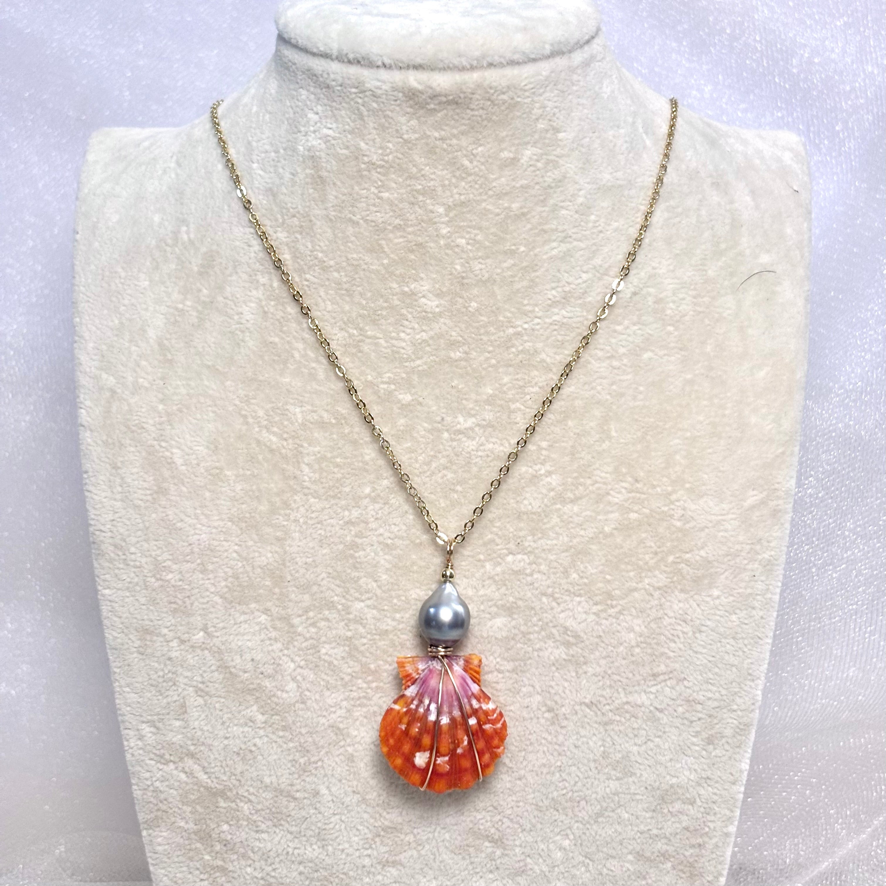 True pair Hawaiian sunrise shell Necklace w/ Tahitian pearl