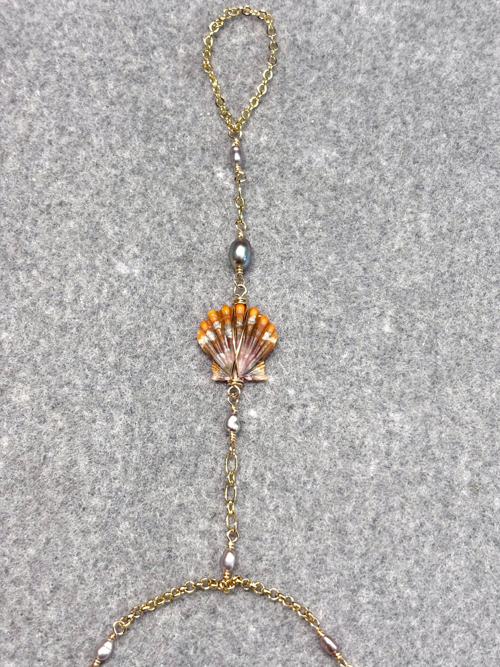 Hawaiian sunrise shell handchain w/ gray pearls