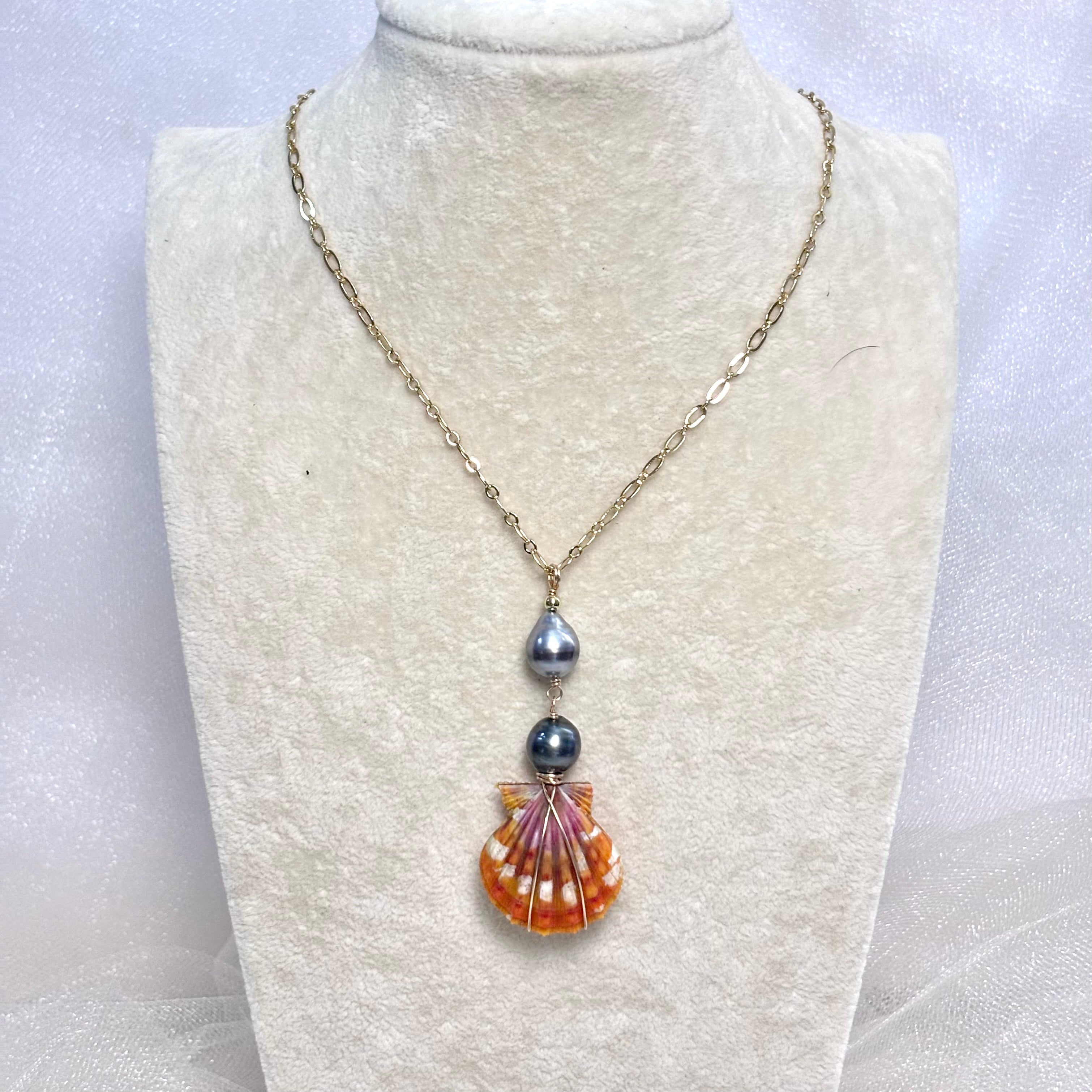 True pair Hawaiian sunrise shell Necklace w/ double Tahitian pearl