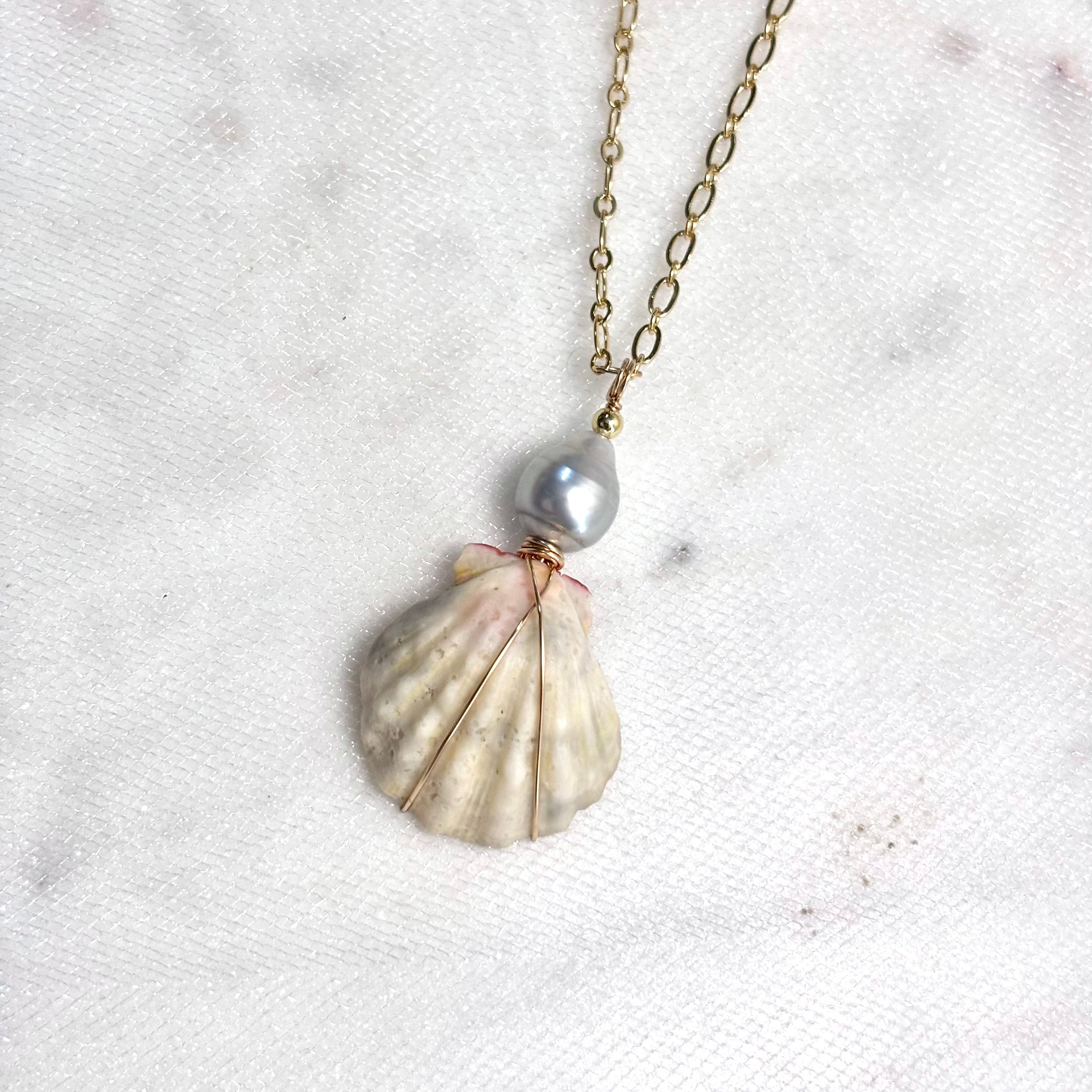 Hawaiian sunrise (albino) shell Necklace w/ Tahitian pearl