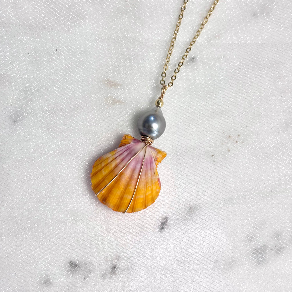 True pair Hawaiian sunrise shell Necklace w/ Tahitian pearl