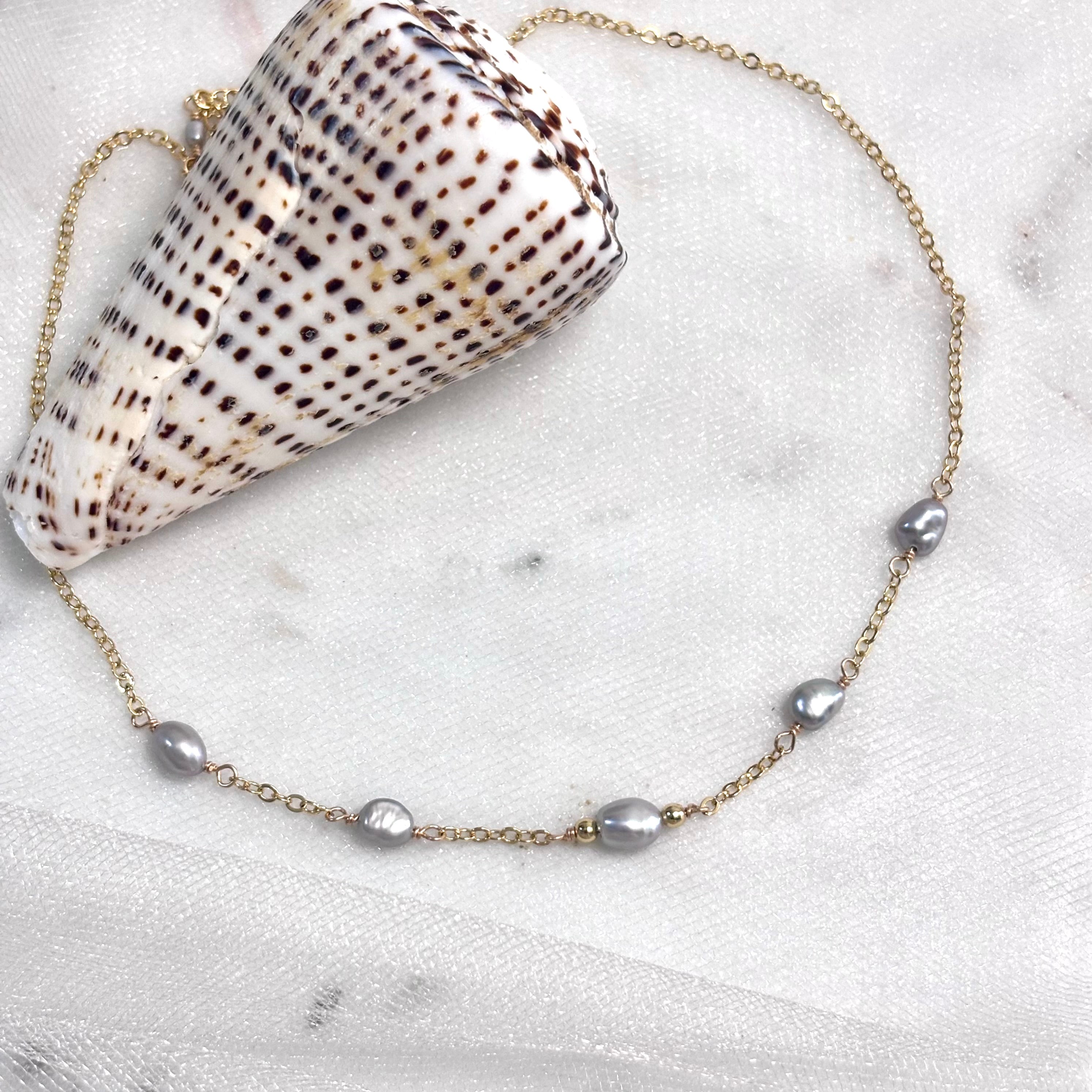 Light gray pearl Necklace