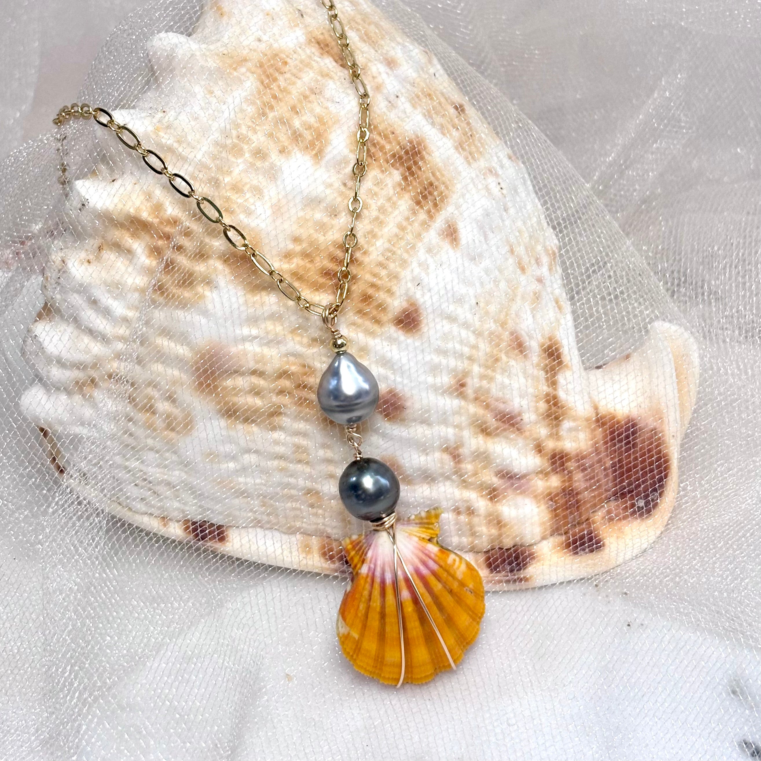 True pair Hawaiian sunrise shell Necklace w/ double Tahitian pearl