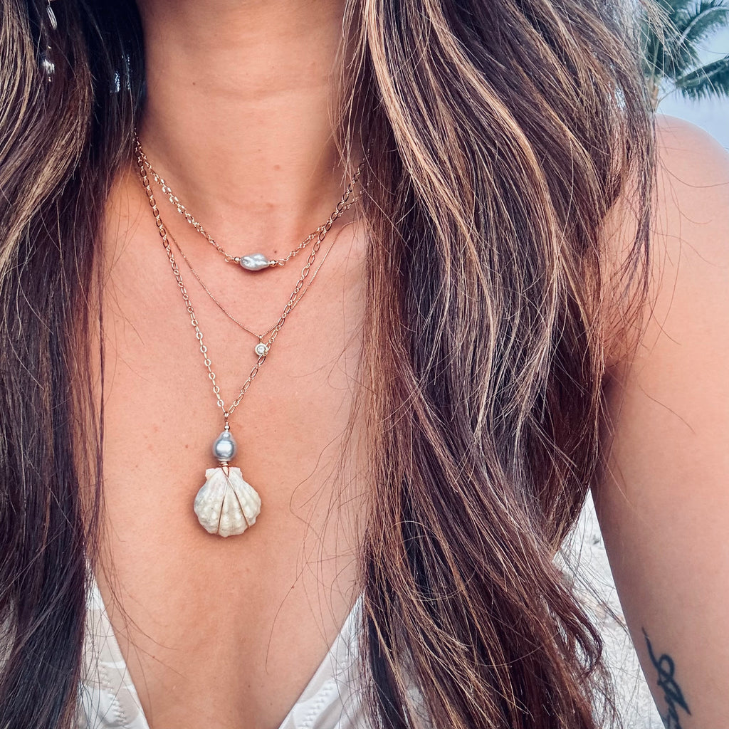 Hawaiian sunrise (albino) shell Necklace w/ Tahitian pearl