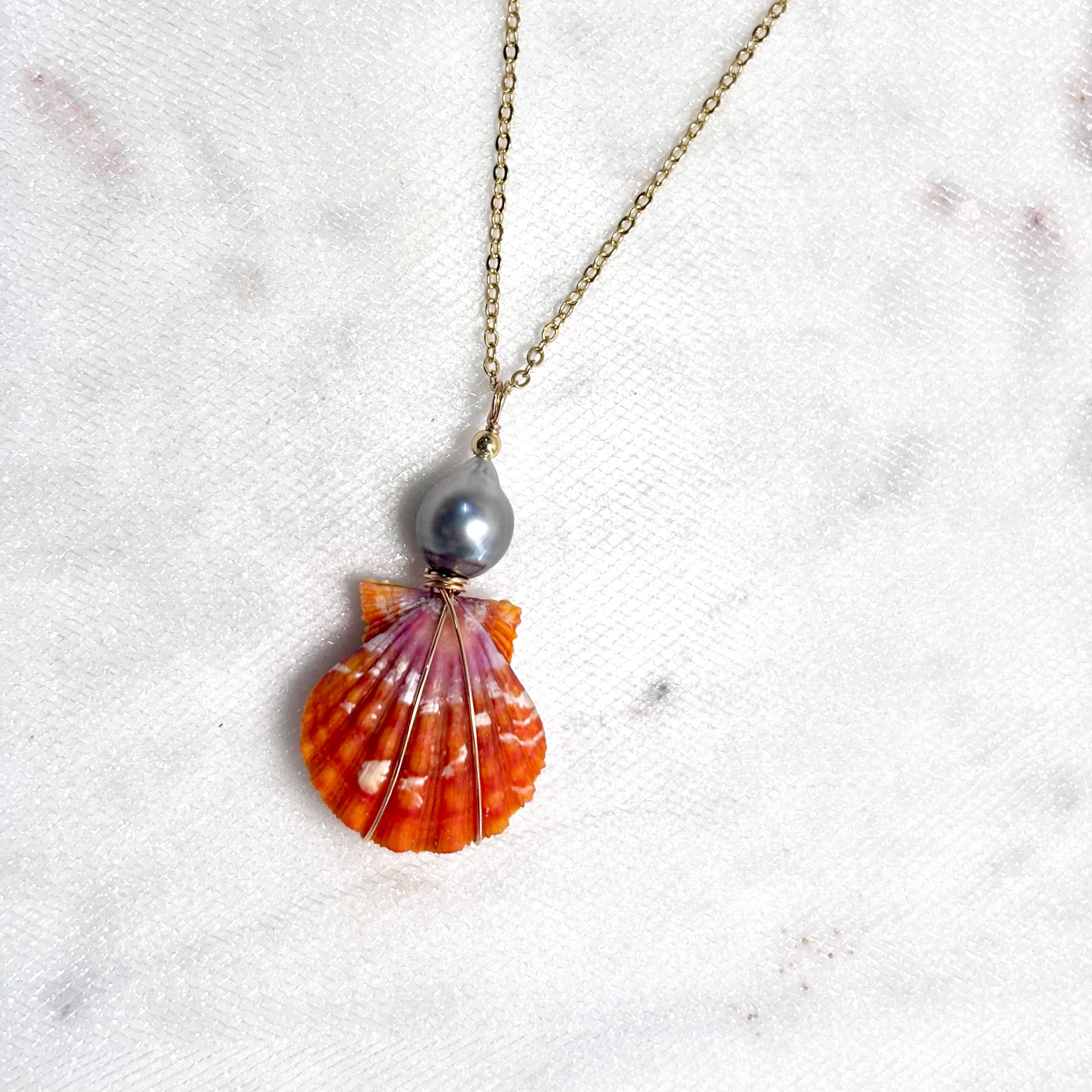 True pair Hawaiian sunrise shell Necklace w/ Tahitian pearl