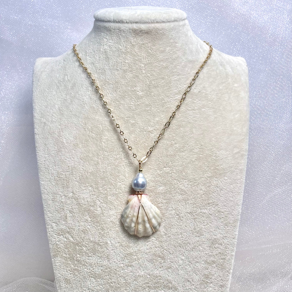 Hawaiian sunrise (albino) shell Necklace w/ Tahitian pearl