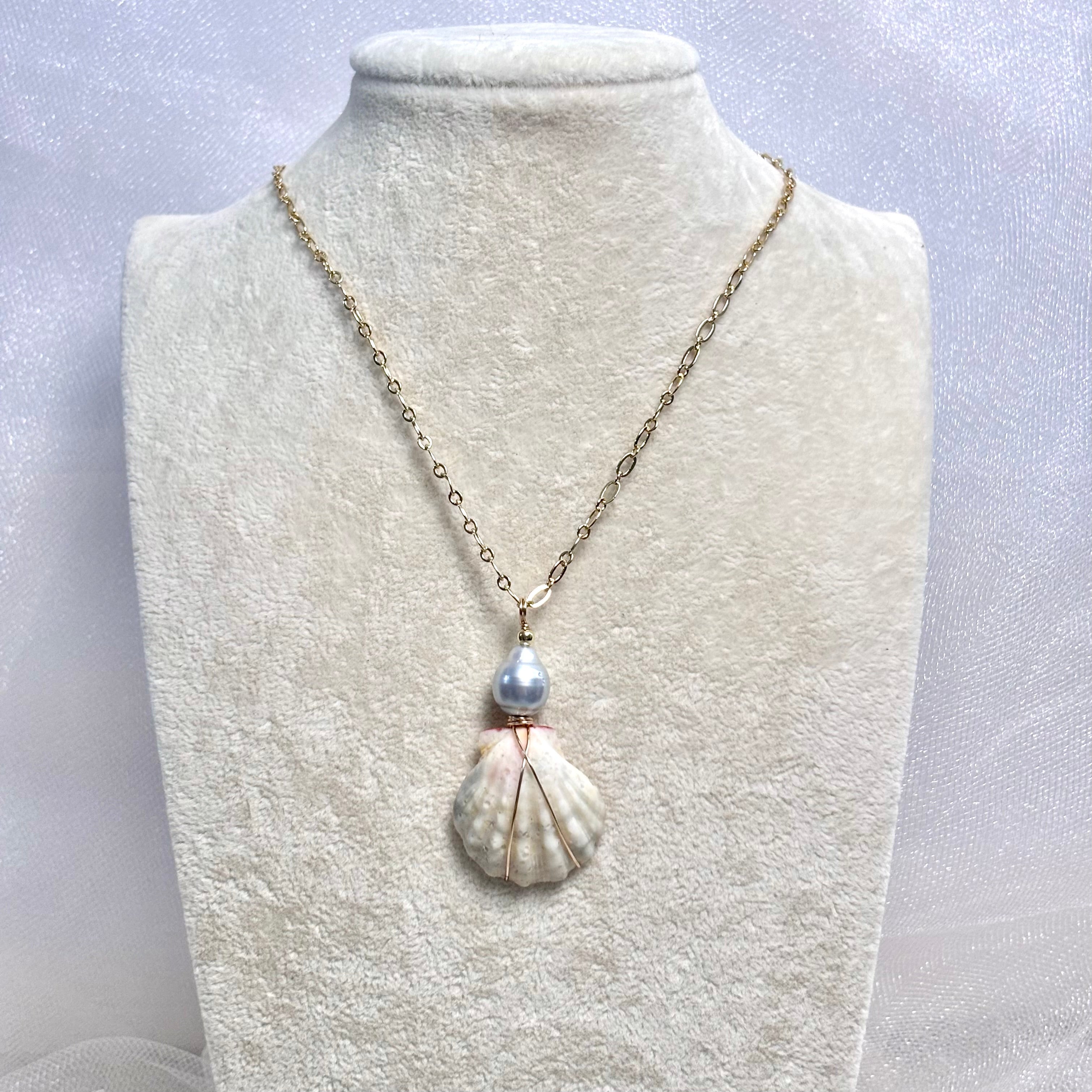 Hawaiian sunrise (albino) shell Necklace w/ Tahitian pearl
