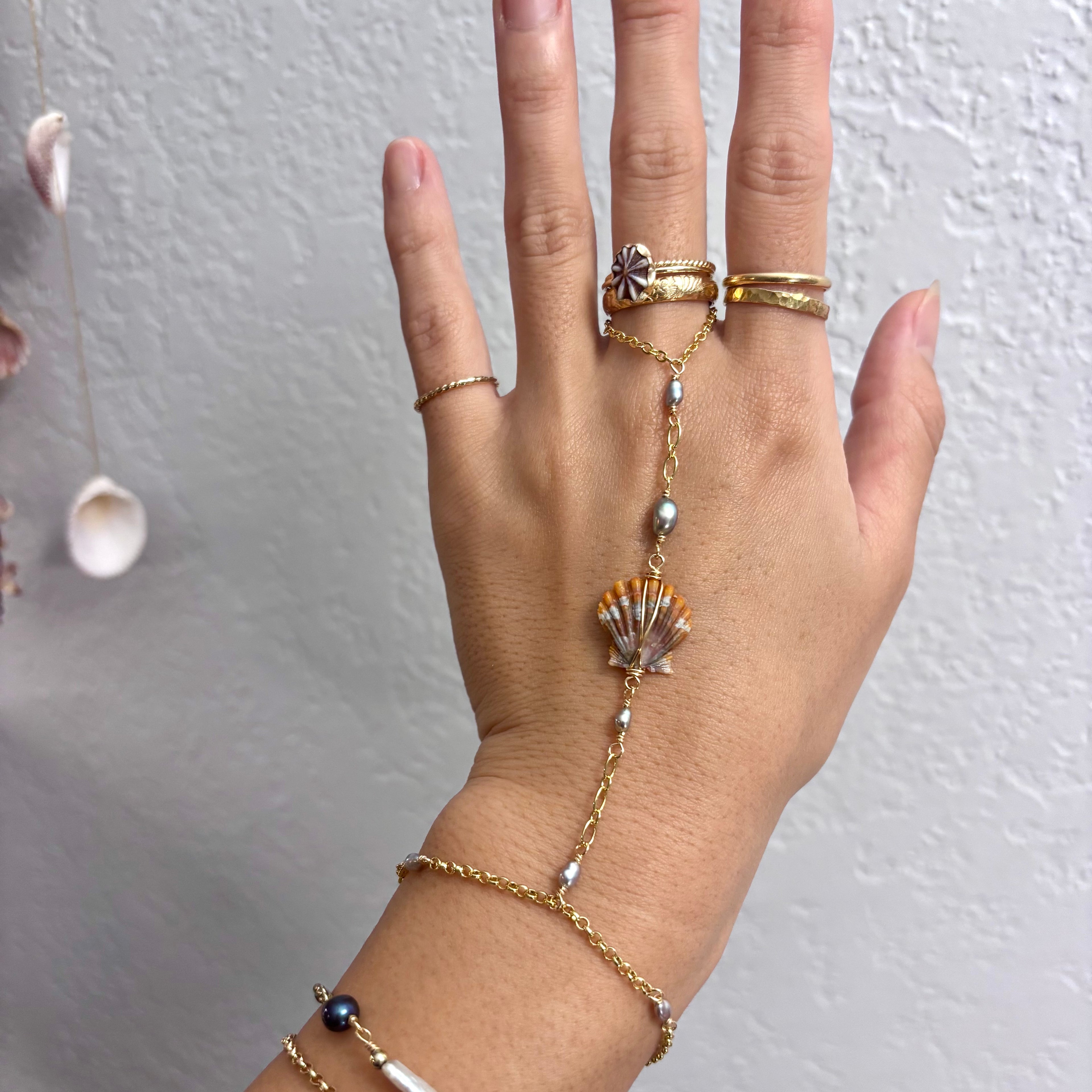 Hawaiian sunrise shell handchain w/ gray pearls
