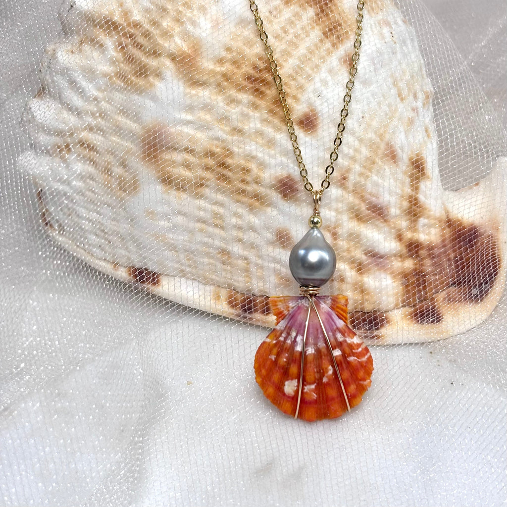 True pair Hawaiian sunrise shell Necklace w/ Tahitian pearl