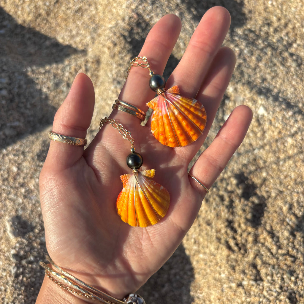 True pair Hawaiian sunrise shell pair Necklace w/ Tahitian pearl
