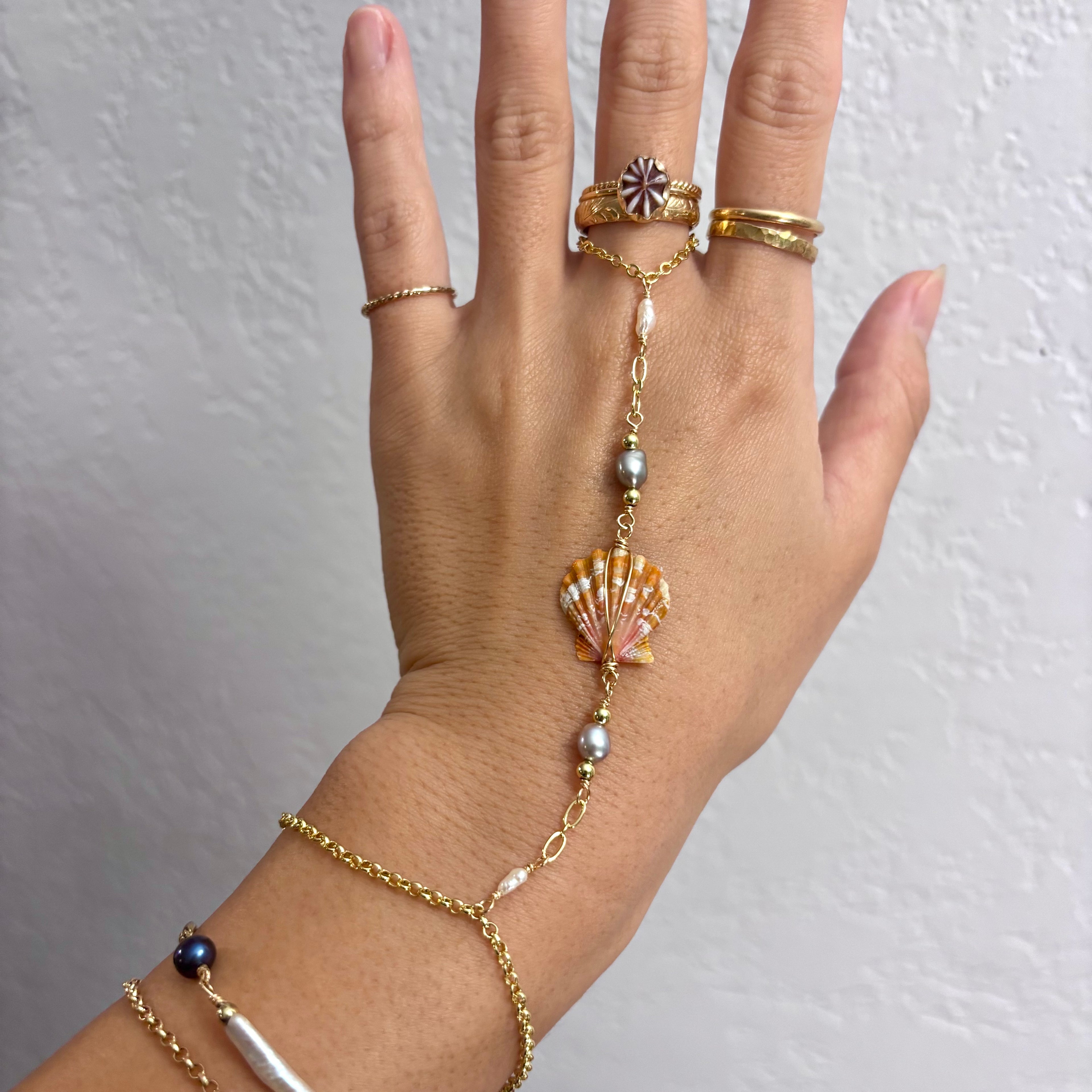 Hawaiian sunrise shell handchain w/ gray pearls