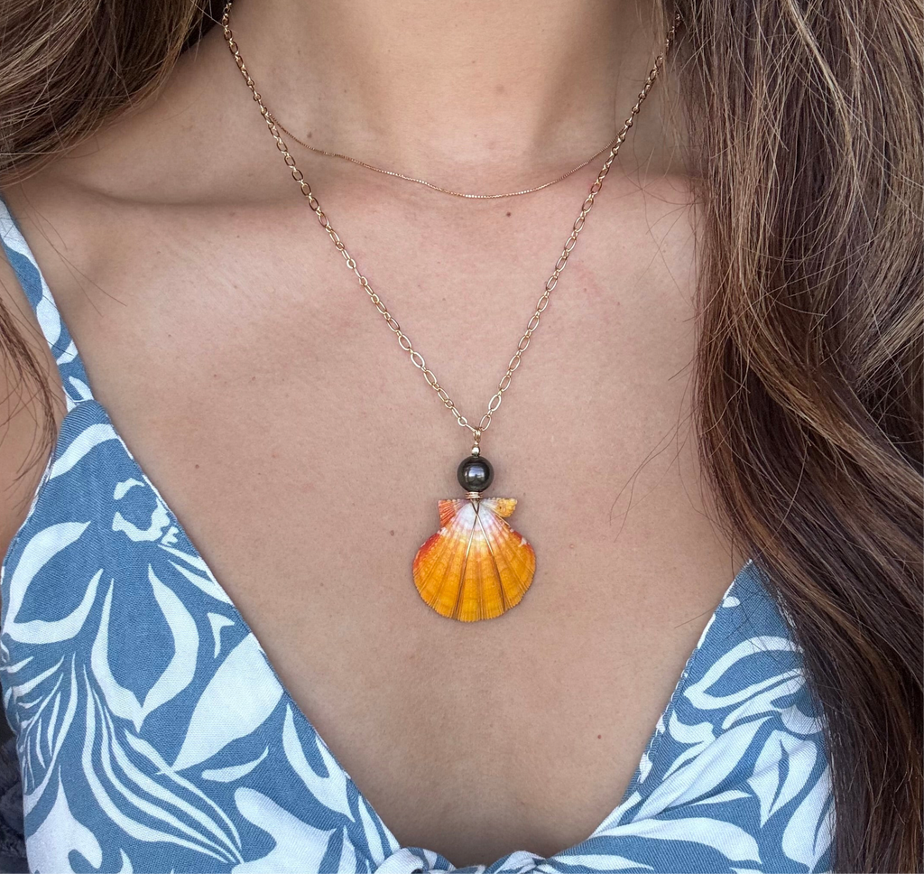 True pair Hawaiian sunrise shell pair Necklace w/ Tahitian pearl