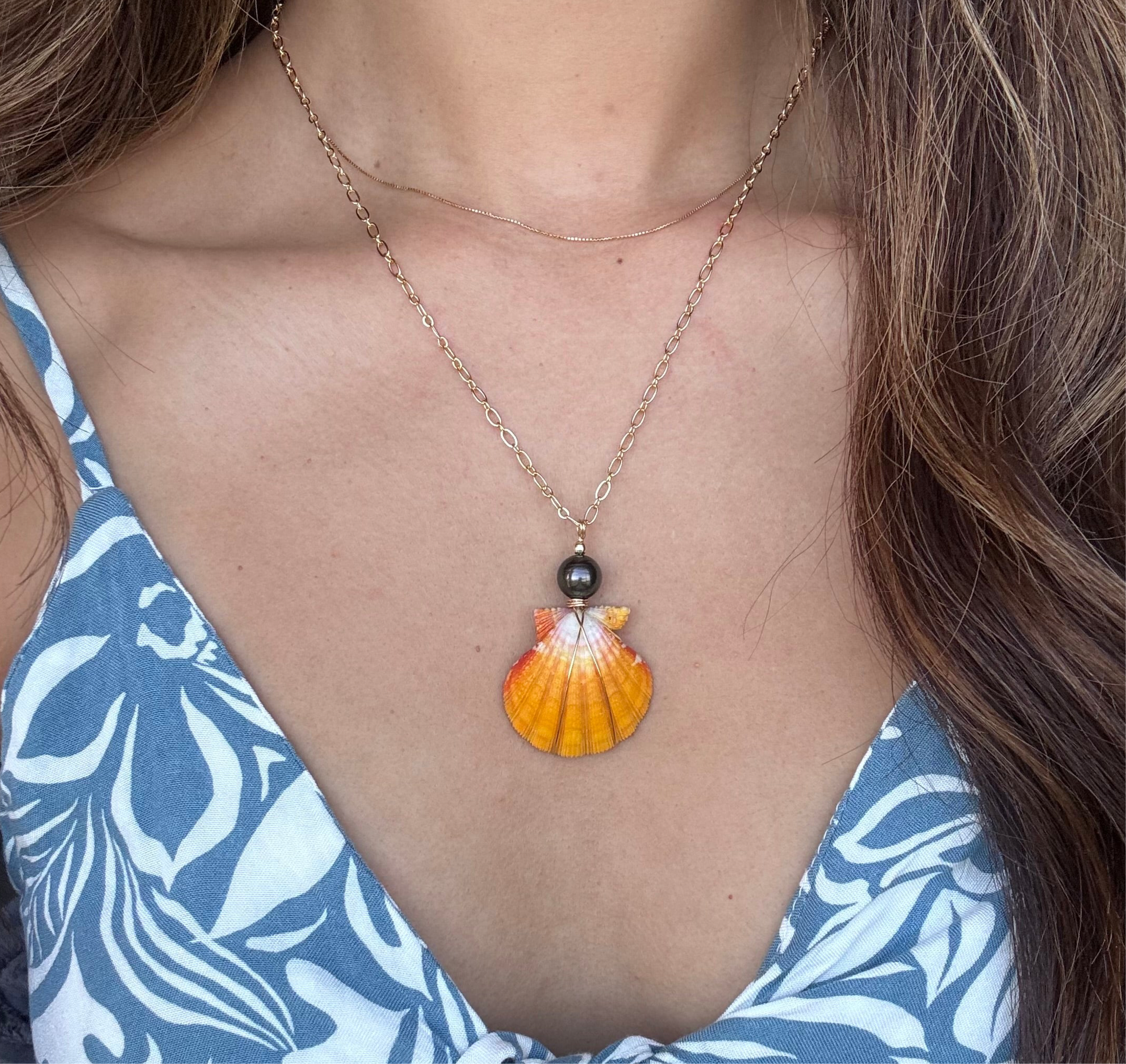 True pair Hawaiian sunrise shell pair Necklace w/ Tahitian pearl